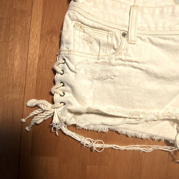 Abercrombie & Fitch New York White Cut Offs Size 4 - Picture 6 of 6